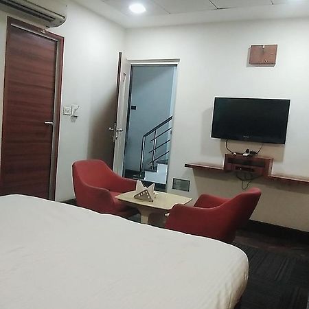 לקנאו Hotel Manoranjan Inn מראה חיצוני תמונה