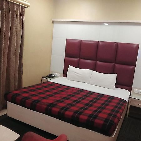 לקנאו Hotel Manoranjan Inn מראה חיצוני תמונה