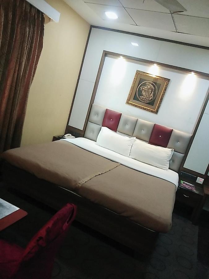 לקנאו Hotel Manoranjan Inn מראה חיצוני תמונה