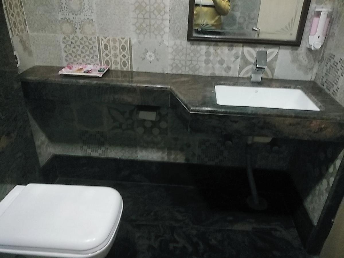 לקנאו Hotel Manoranjan Inn מראה חיצוני תמונה