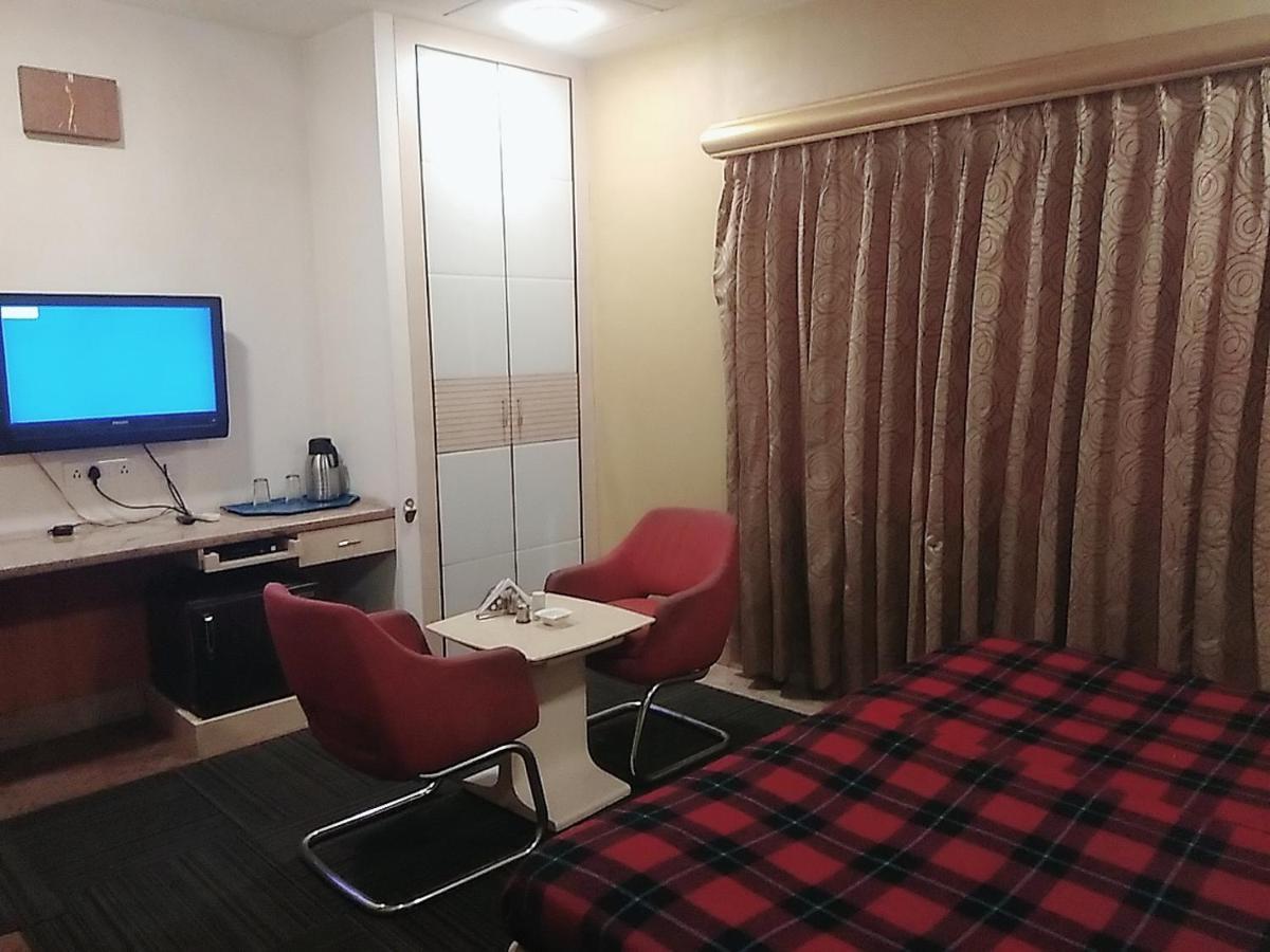 לקנאו Hotel Manoranjan Inn מראה חיצוני תמונה
